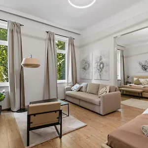 Stylish Apartment, Next To Schloss Belvedere , Vienna Austria